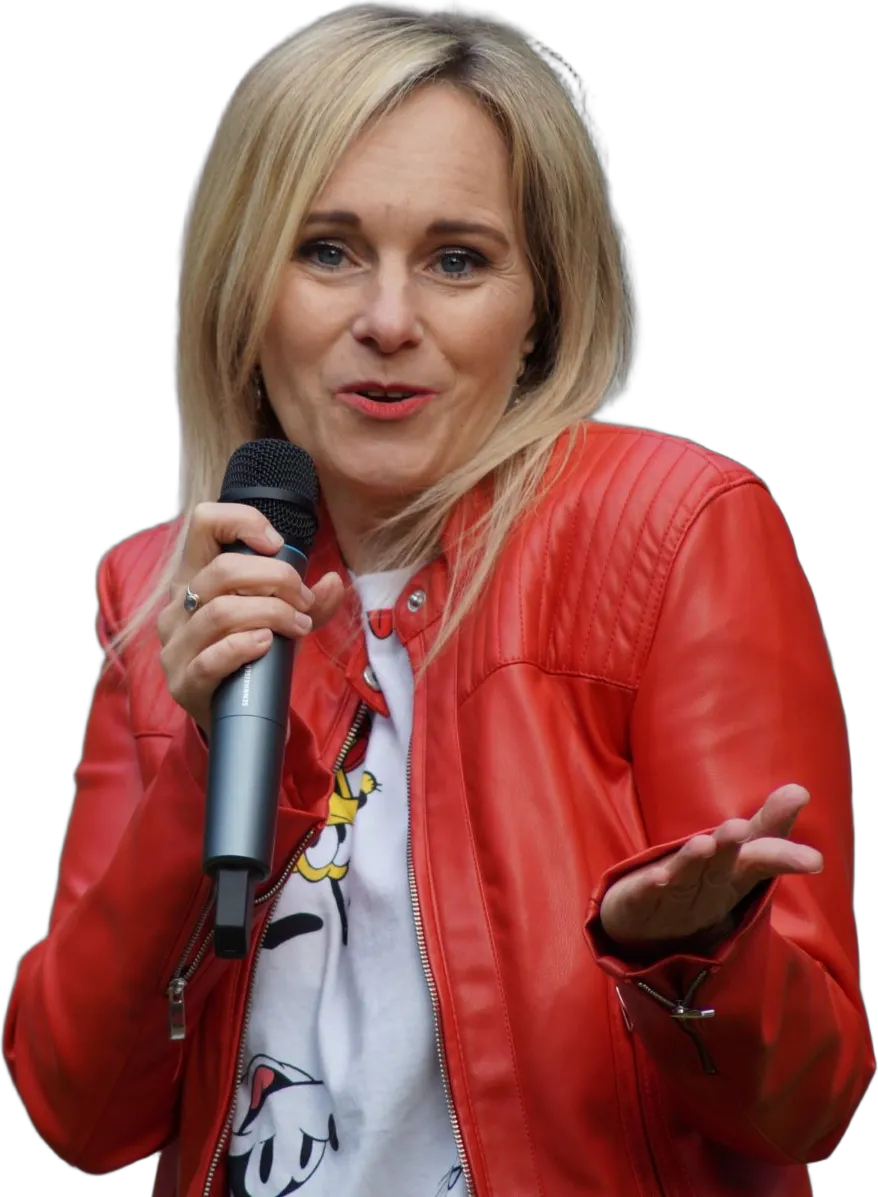 Susanne Petzold in roter Lederjacke mit Mikrofon