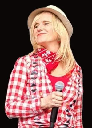 Susanne mit Hut und Mikrofon auf der Bühne